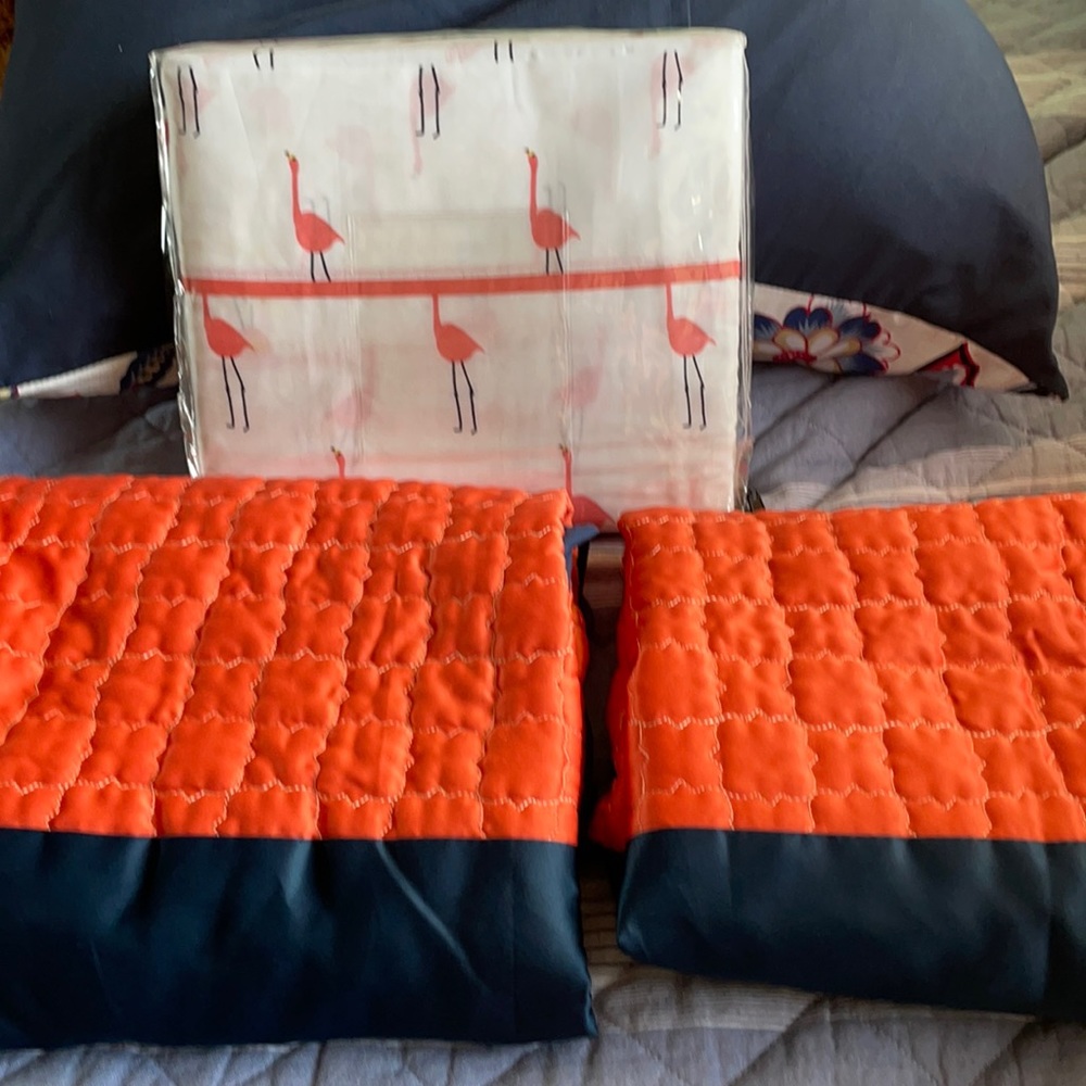 Brand new shams in bright orange & navy. One top sheet only with flamingos 🦩